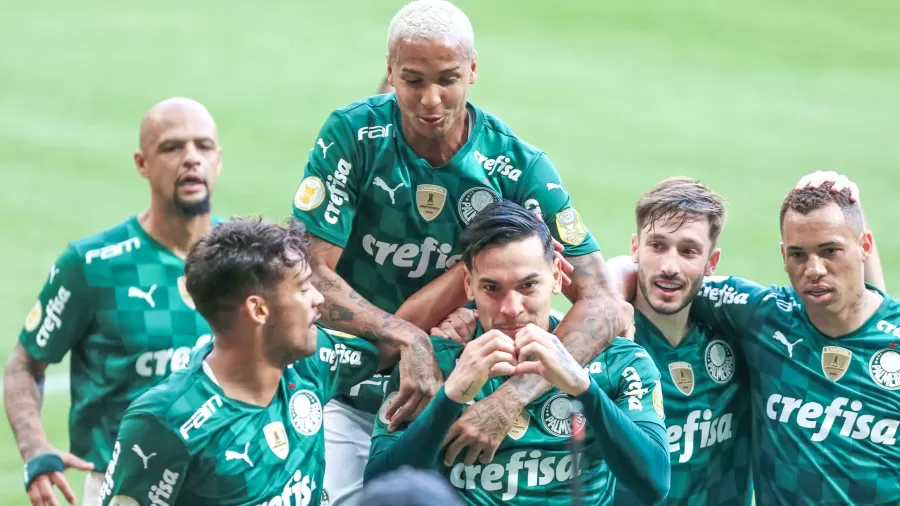 Jogadores do Palmeiras comemoram o gol do zagueiro Gustavo Gómez contra o Santos, no Allianz Parque, pelo Brasileirão